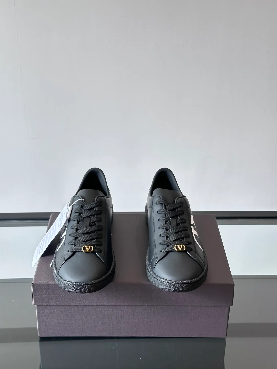 P440¥& VALENTINO Boys’ spring and summer white shoes🤍 VALENTINO GARAVANI ROYCO men’s soft calfskin sneakers, the shoelaces are equipped with removable vintage brass distressed effect VLOGO SIGNATURE accessories, and the back of the shoes is screen printed. Comfortable and good looking on the feet!  size：38-45